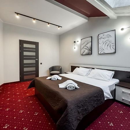 Apartments On Zaliznychna 49 Ivano Frankivsk Bagian luar foto