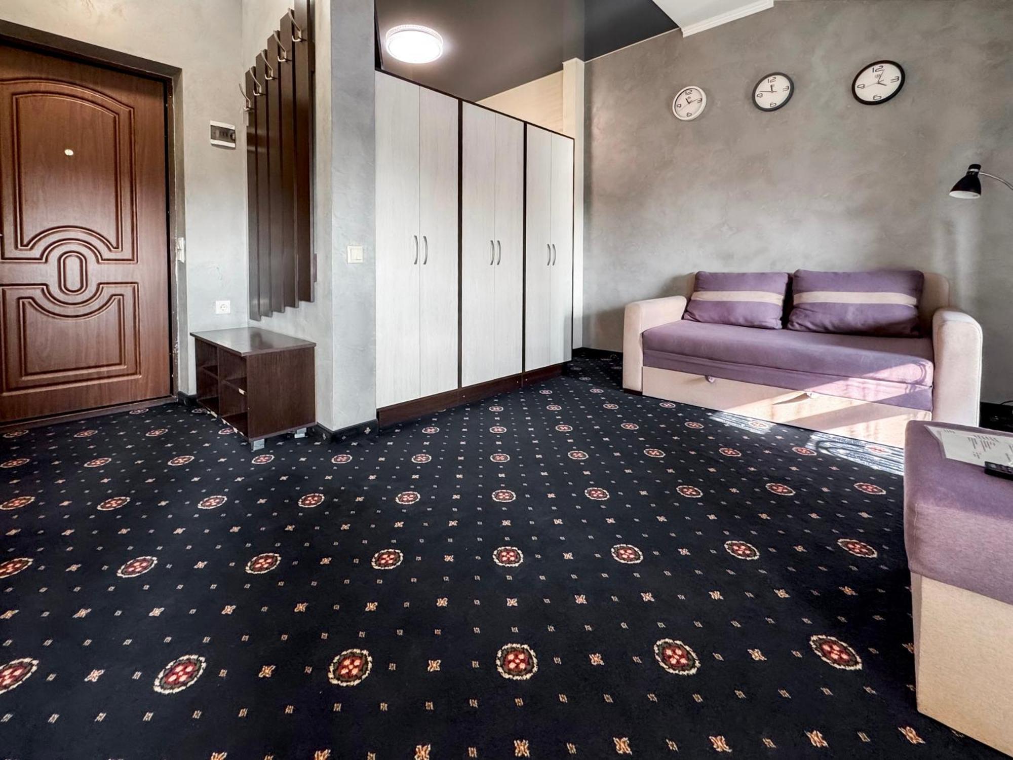 Apartments On Zaliznychna 49 Ivano Frankivsk Bagian luar foto
