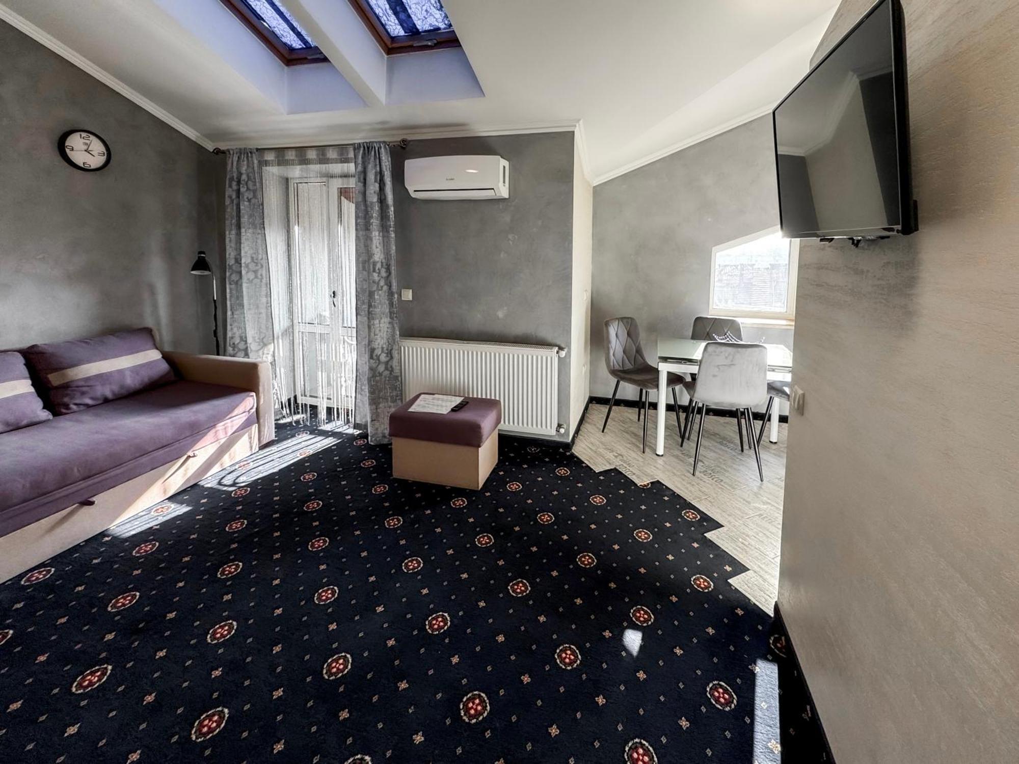 Apartments On Zaliznychna 49 Ivano Frankivsk Bagian luar foto