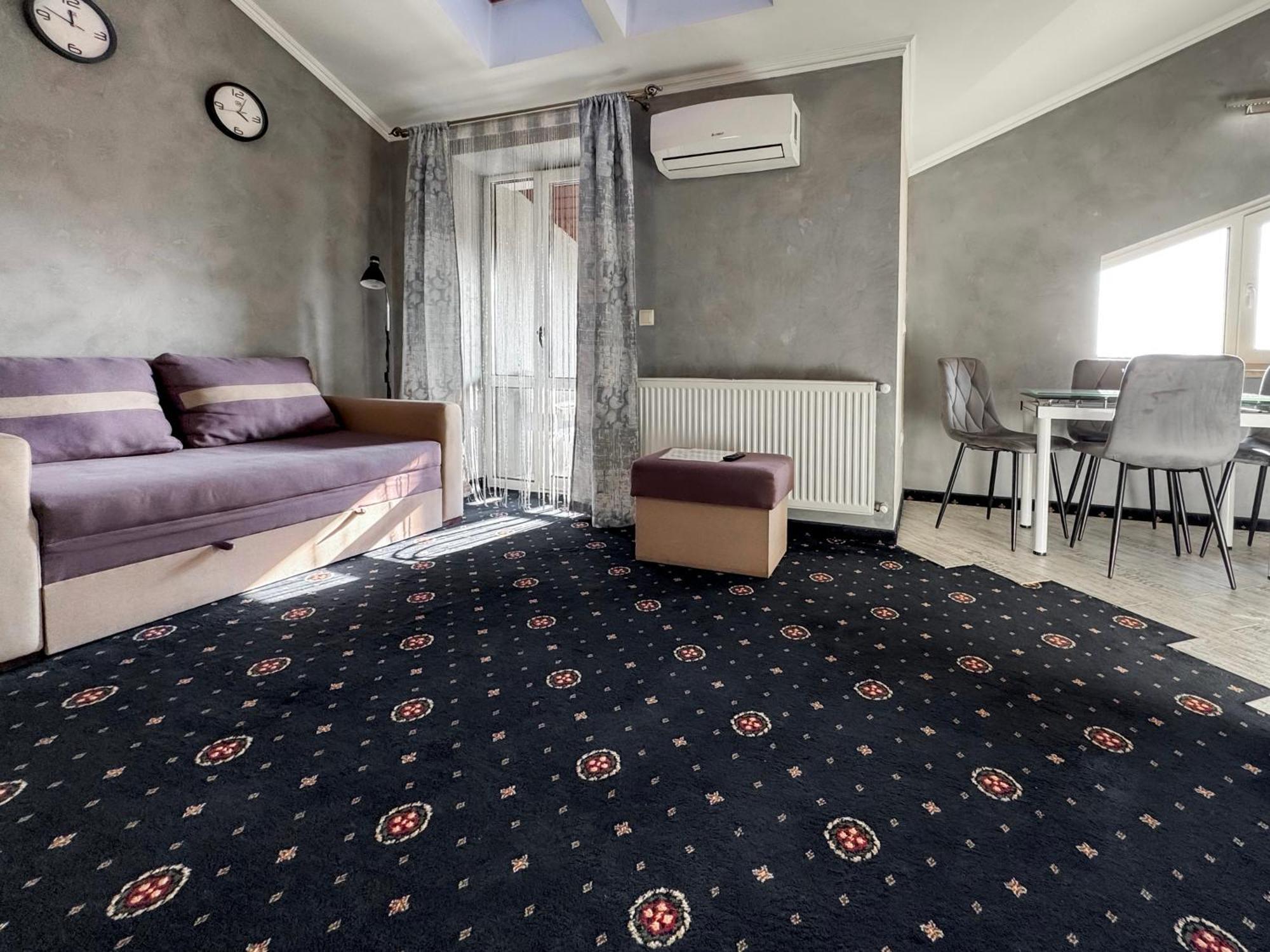 Apartments On Zaliznychna 49 Ivano Frankivsk Bagian luar foto