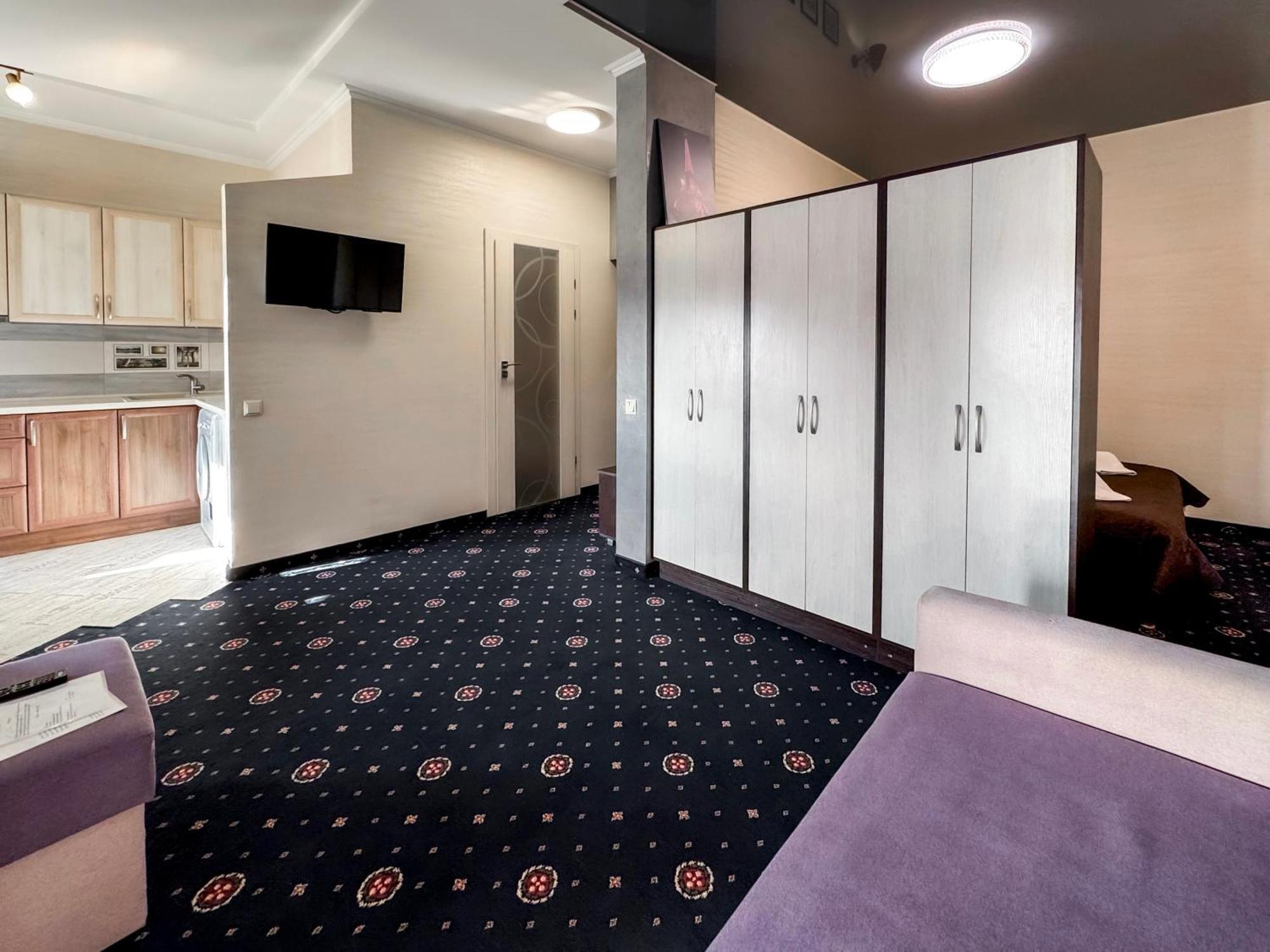 Apartments On Zaliznychna 49 Ivano Frankivsk Bagian luar foto
