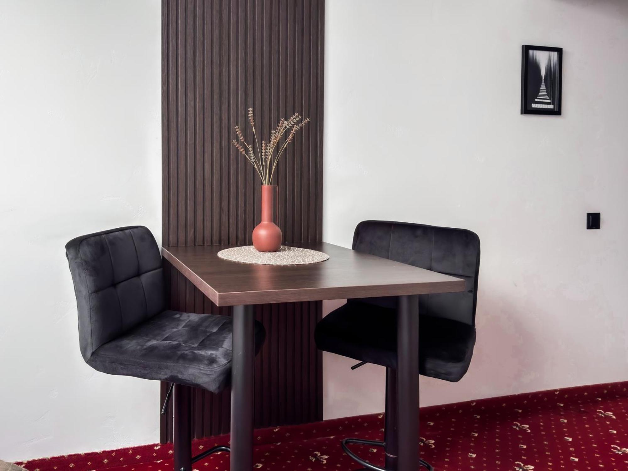 Apartments On Zaliznychna 49 Ivano Frankivsk Bagian luar foto