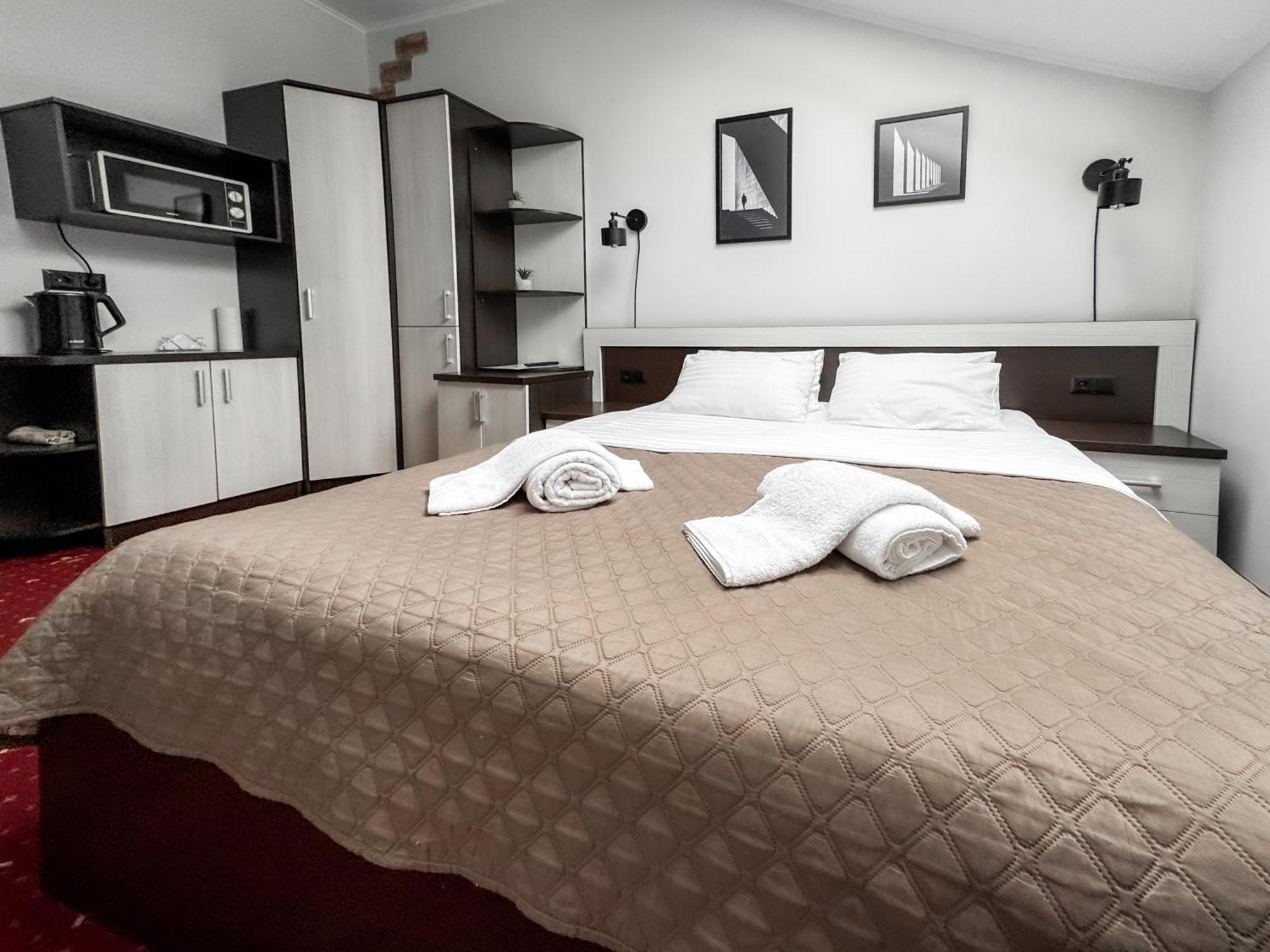 Apartments On Zaliznychna 49 Ivano Frankivsk Bagian luar foto