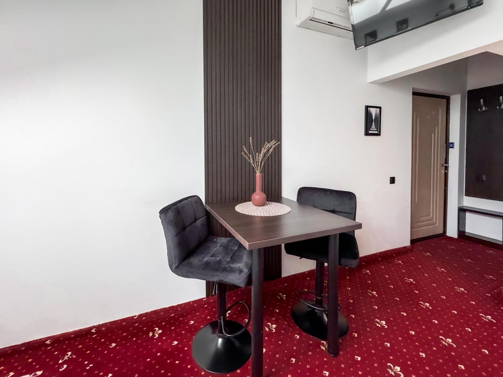 Apartments On Zaliznychna 49 Ivano Frankivsk Bagian luar foto