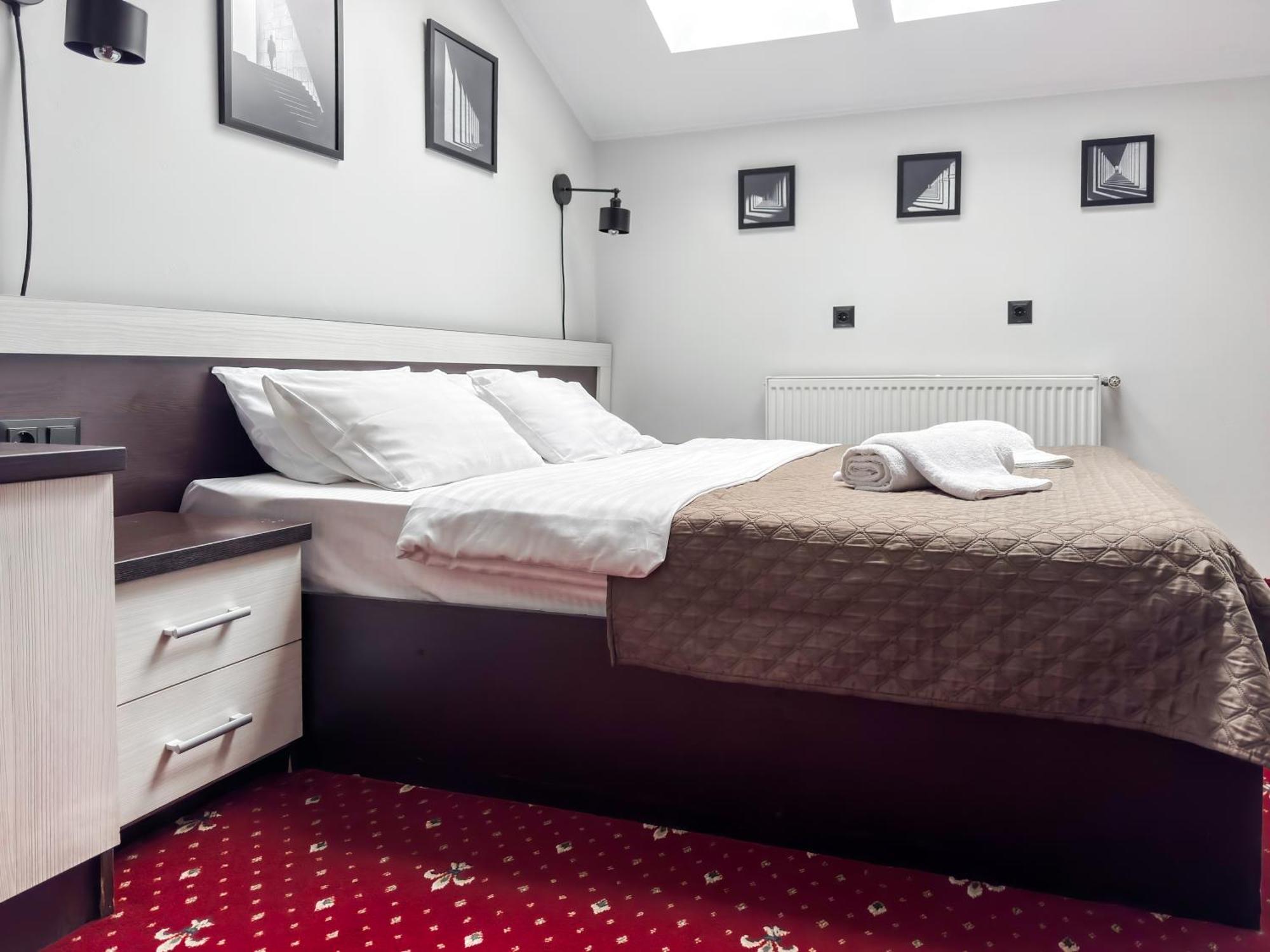 Apartments On Zaliznychna 49 Ivano Frankivsk Bagian luar foto