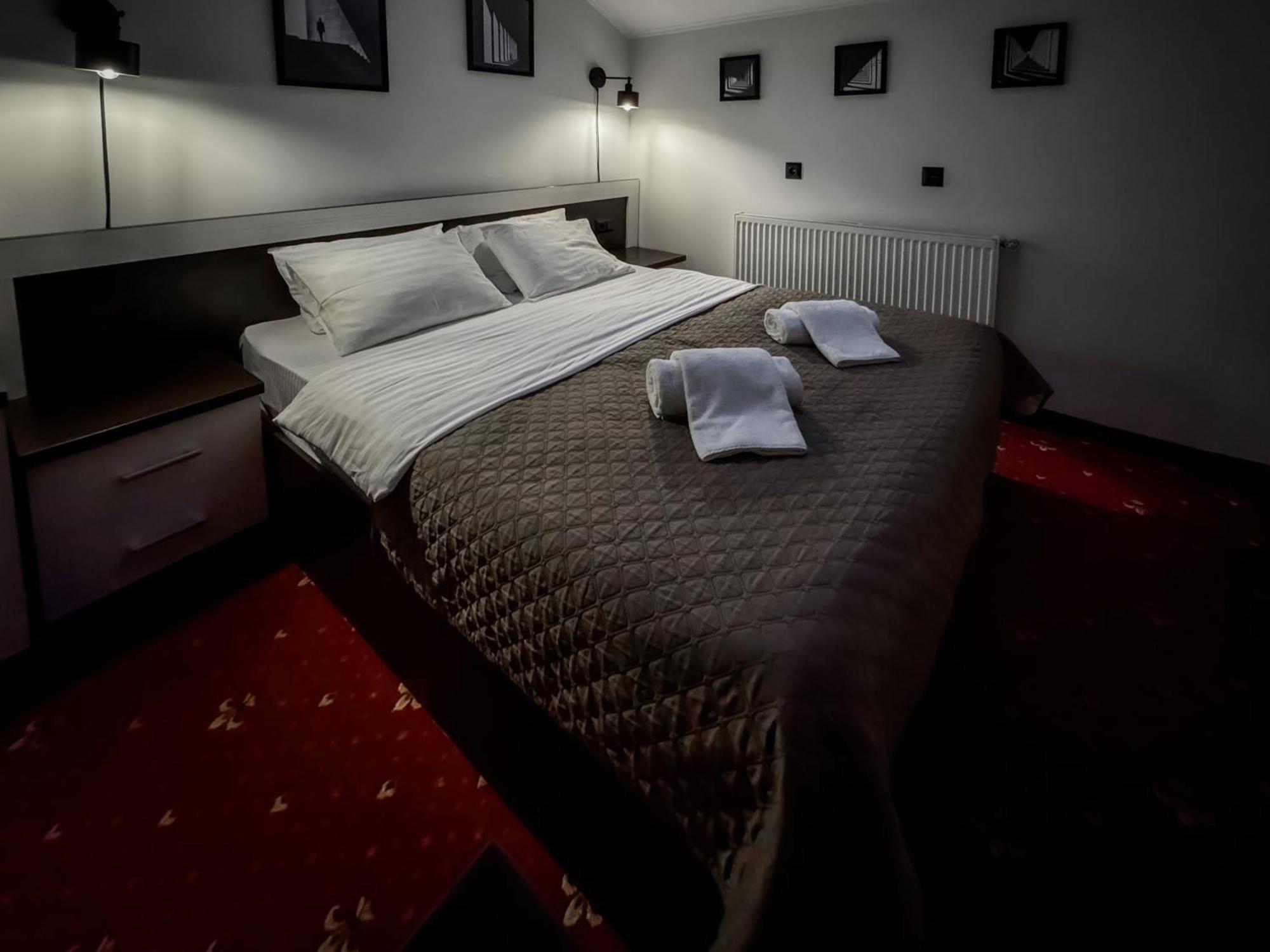 Apartments On Zaliznychna 49 Ivano Frankivsk Bagian luar foto