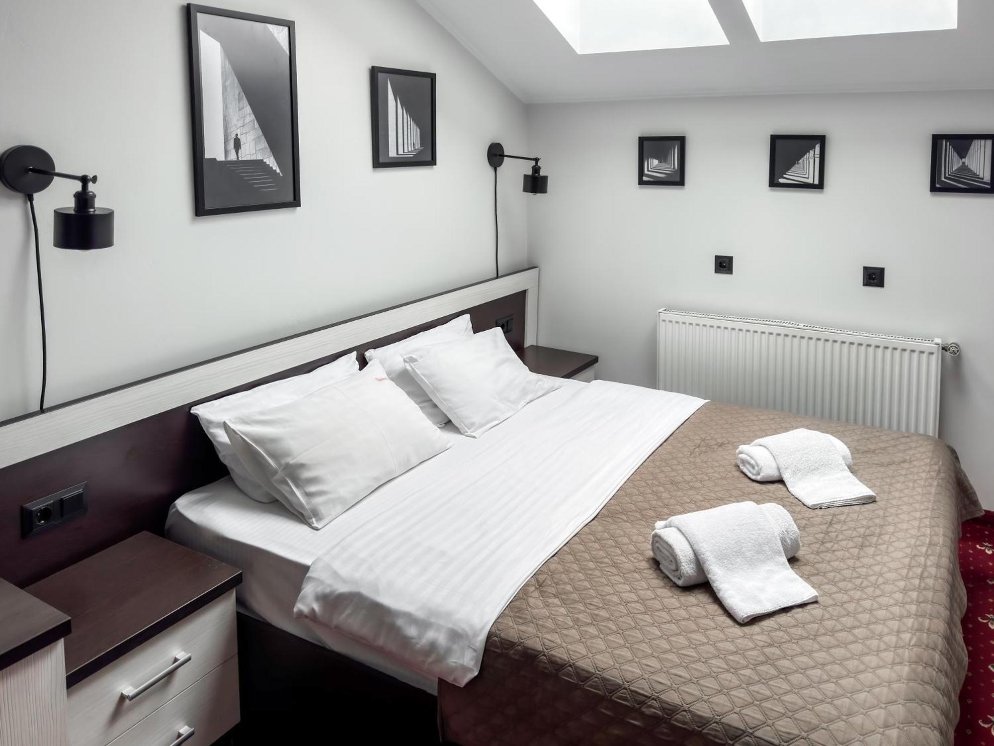 Apartments On Zaliznychna 49 Ivano Frankivsk Bagian luar foto
