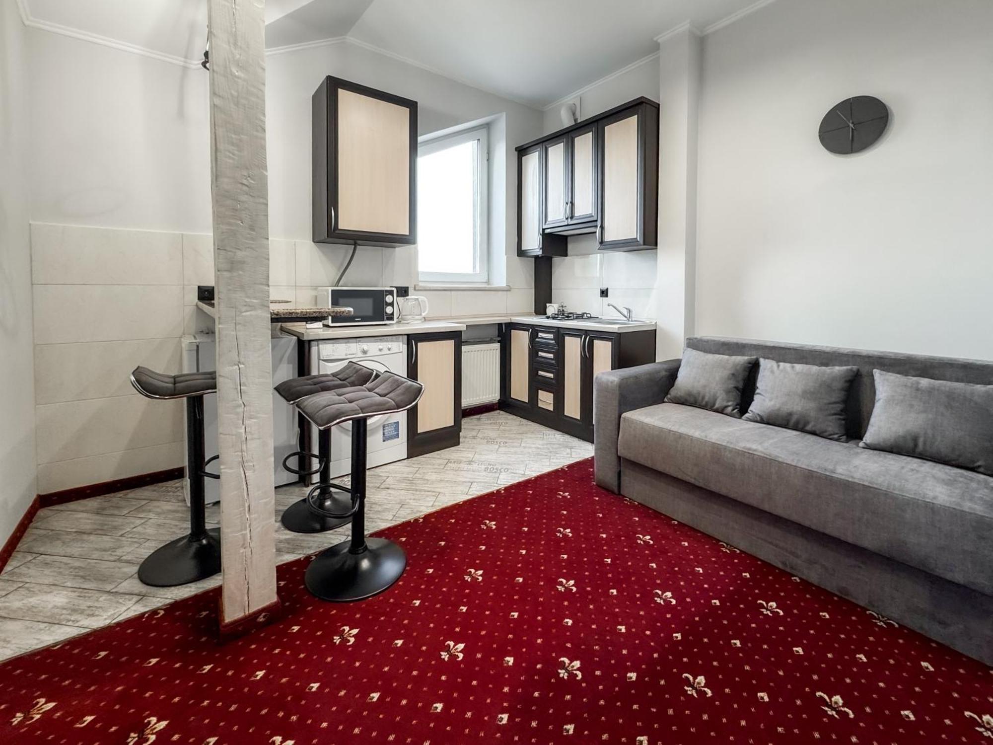 Apartments On Zaliznychna 49 Ivano Frankivsk Bagian luar foto