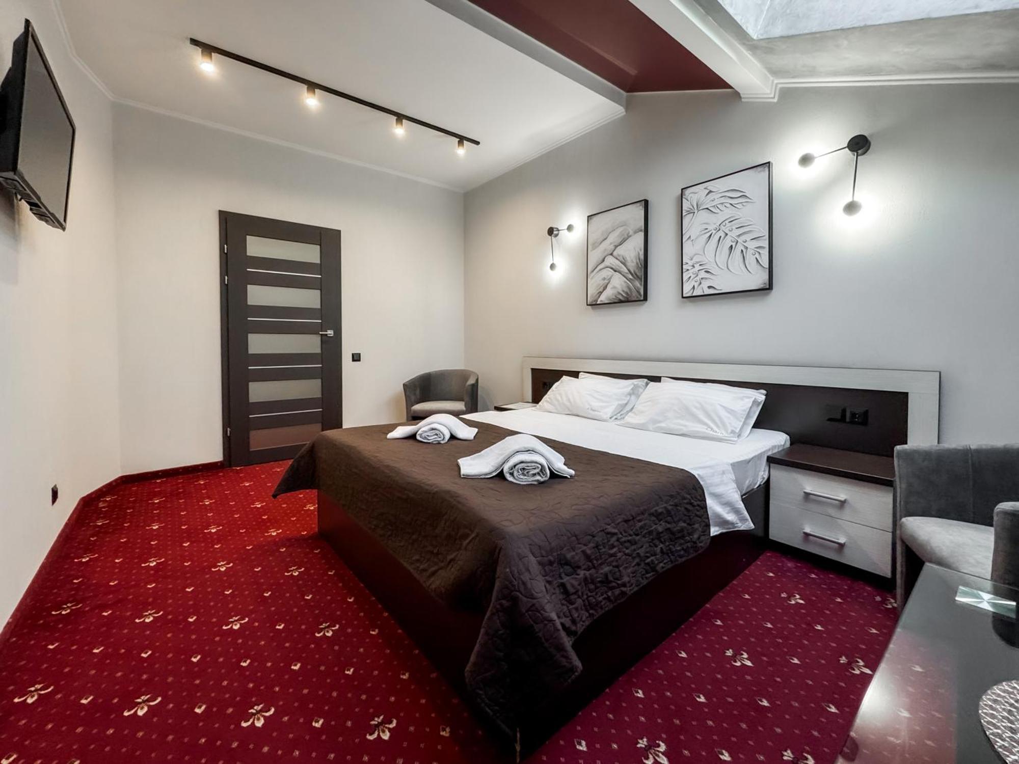 Apartments On Zaliznychna 49 Ivano Frankivsk Bagian luar foto