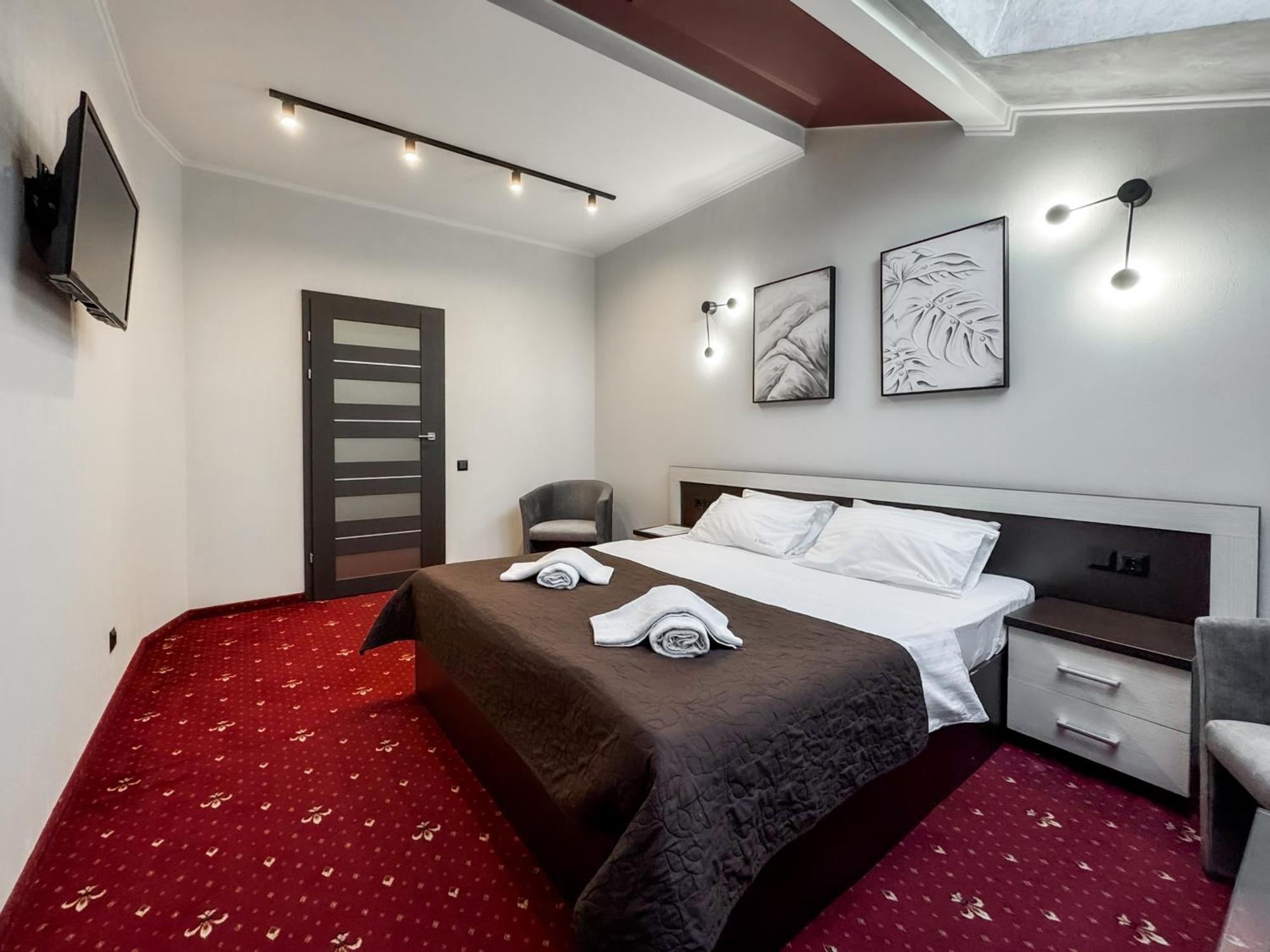 Apartments On Zaliznychna 49 Ivano Frankivsk Bagian luar foto