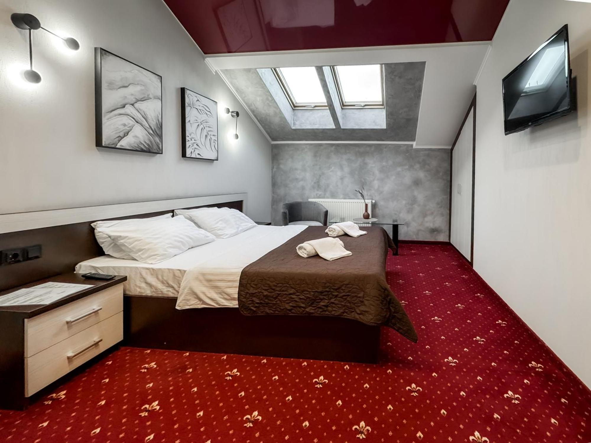 Apartments On Zaliznychna 49 Ivano Frankivsk Bagian luar foto